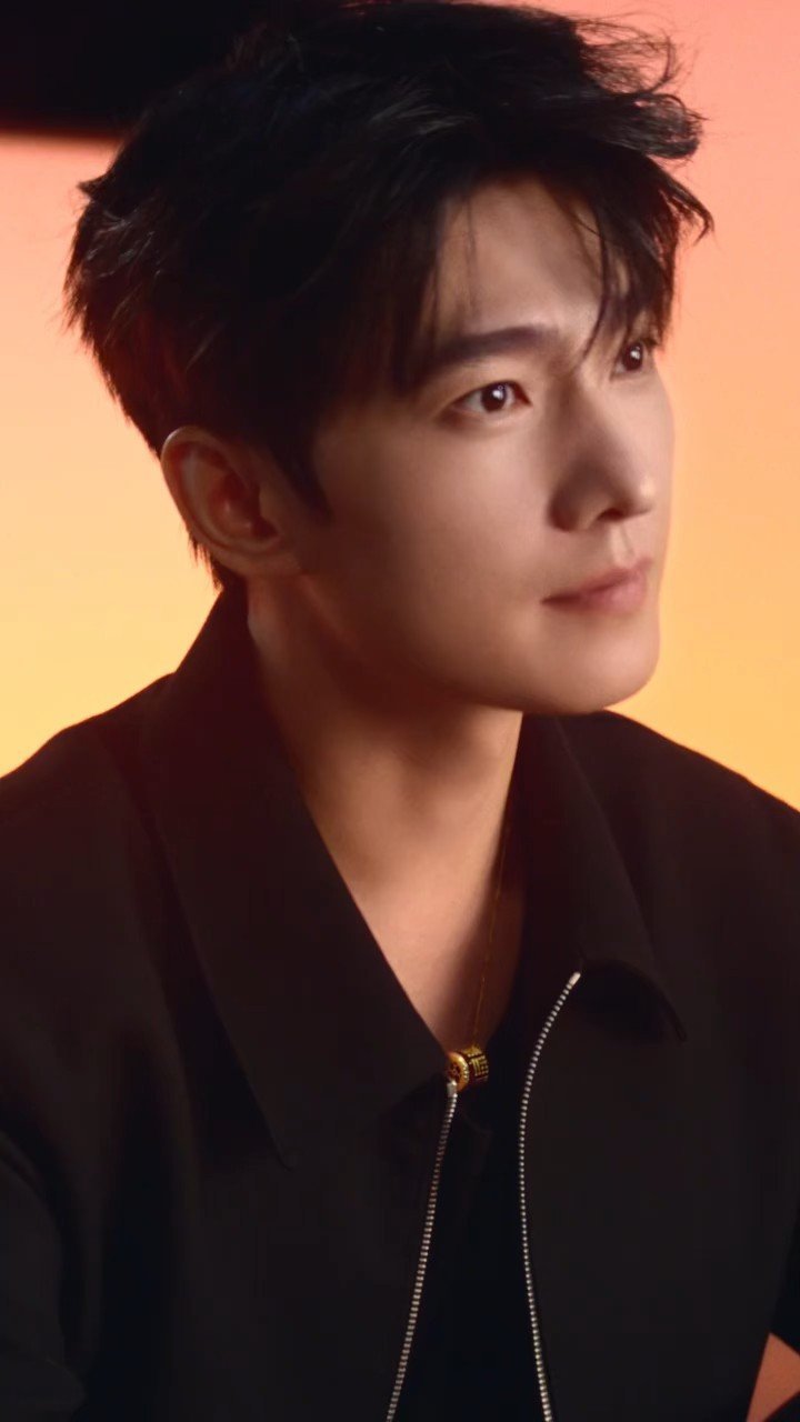 比黄金先闪耀的是杨洋的脸杨洋这张脸就是顶级 黄金和帅哥俺全都要 这光影质感绝了 