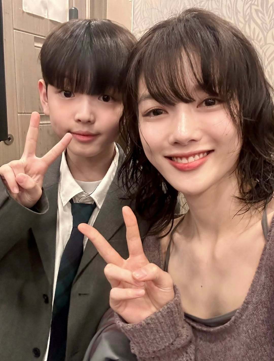 亲爱的x 饰演小俊瑞的演员朴侯ins [@ p＿hoo_15]分享与金裕贞的合影