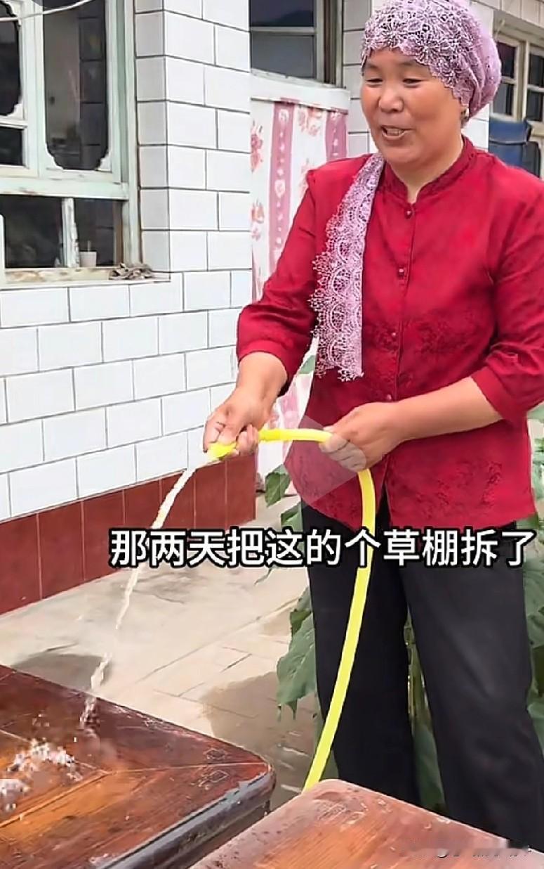 看了穆萨妈妈这个视频，感觉穆萨爸爸把狗都比对人好，对个狗还知道把窝给铺一层砖头，