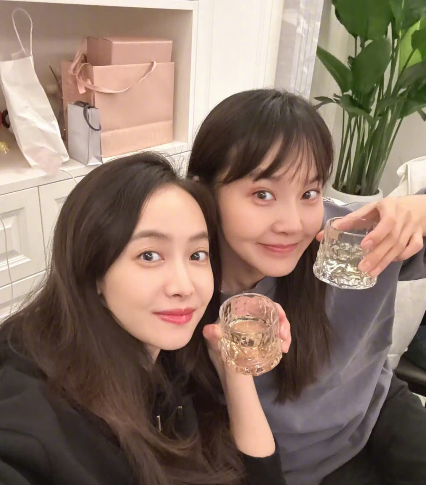 #咪咕星鲜事##宋茜张佳宁又约会了#这里有两个很可爱的人，美女在一起的画面对我眼