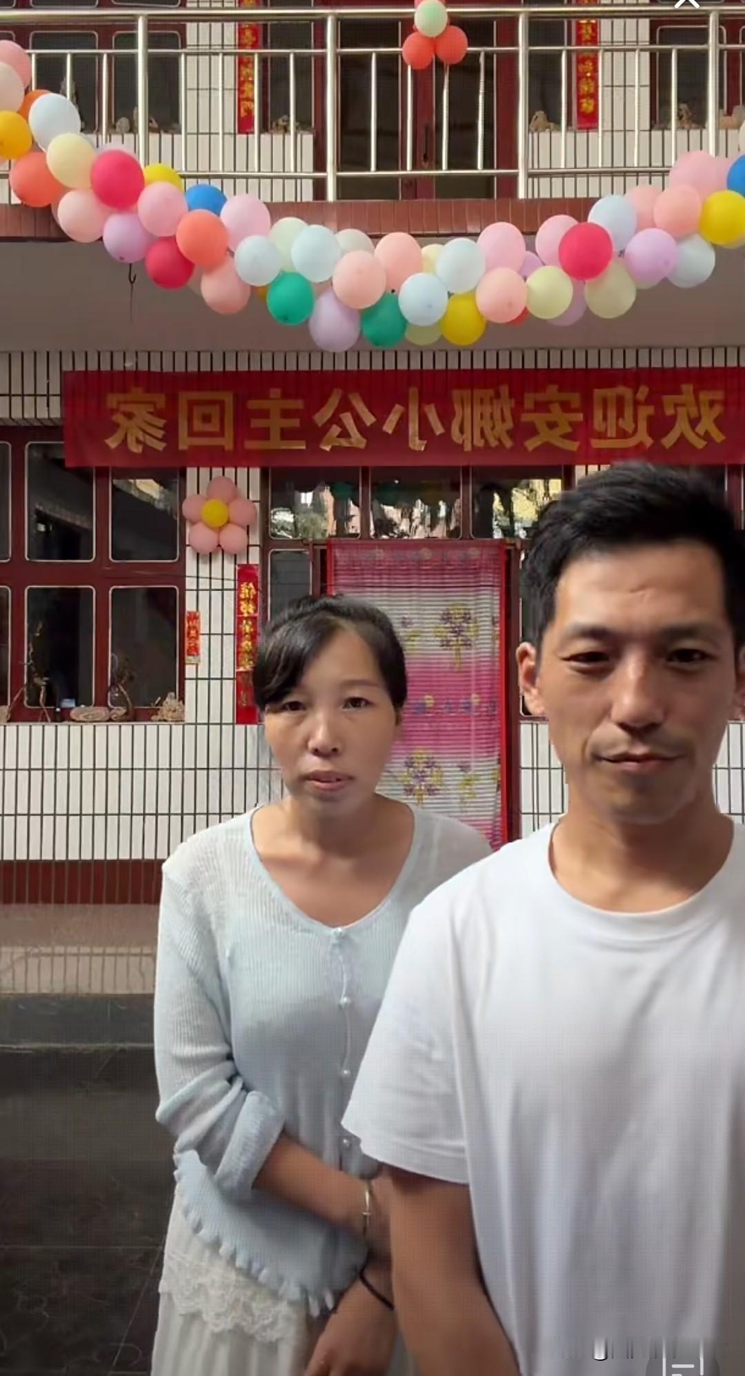 安娜爸爸今天开直播了，皮一哥和安娜姑姑也出现在直播间。直播人气还不错，🈶两万多