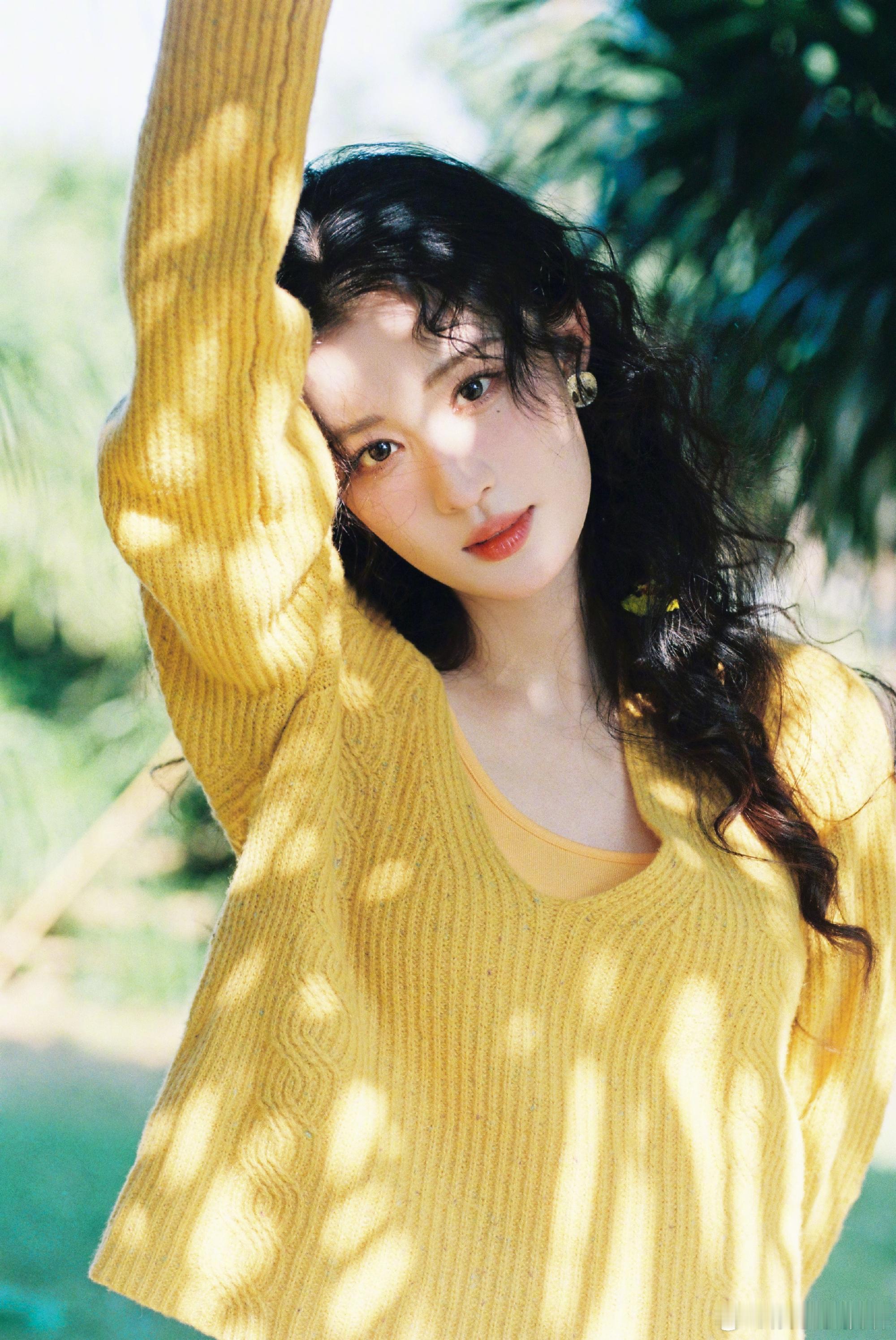 王楚然好明媚一张脸 王楚然这脸太绝了！生日造型明黄毛衣配卷发，自带阳光滤镜，粉纱
