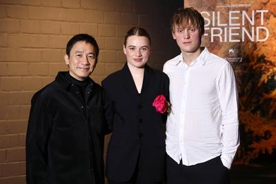 近日，梁朝伟、恩佐·布鲁姆等出席电影《寂静的朋友》首映礼，在合照中一眼就看到了梁