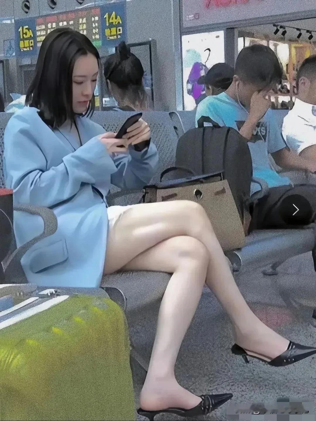 手中的手机仿佛连接着世界，而我就是这世界的主角。