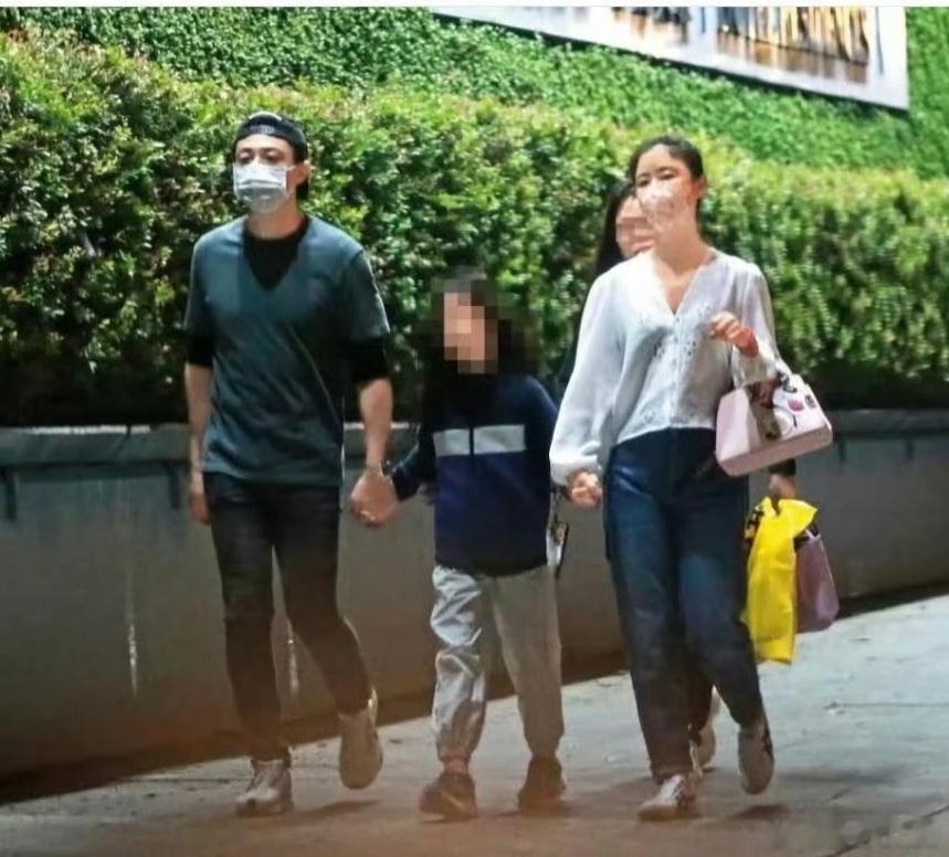 林心如霍建华带女儿看电影热点观点 从他们一边一个牵女儿手散步回家的画面，就能看出