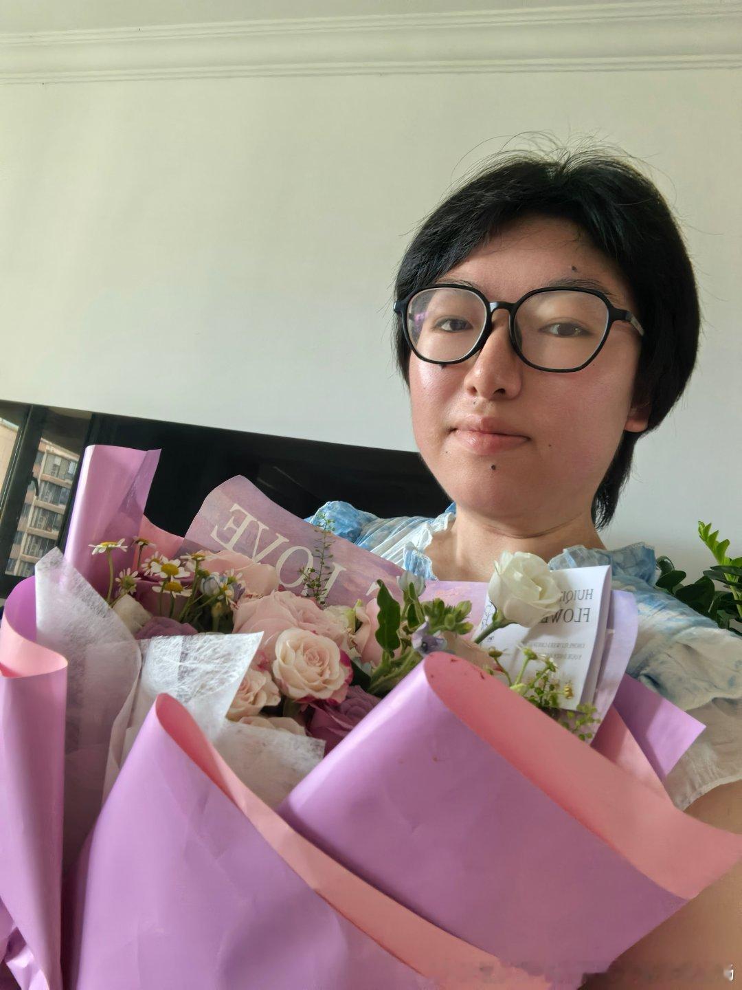 秦叔身边红丽阿姨送的生日鲜花收到了 