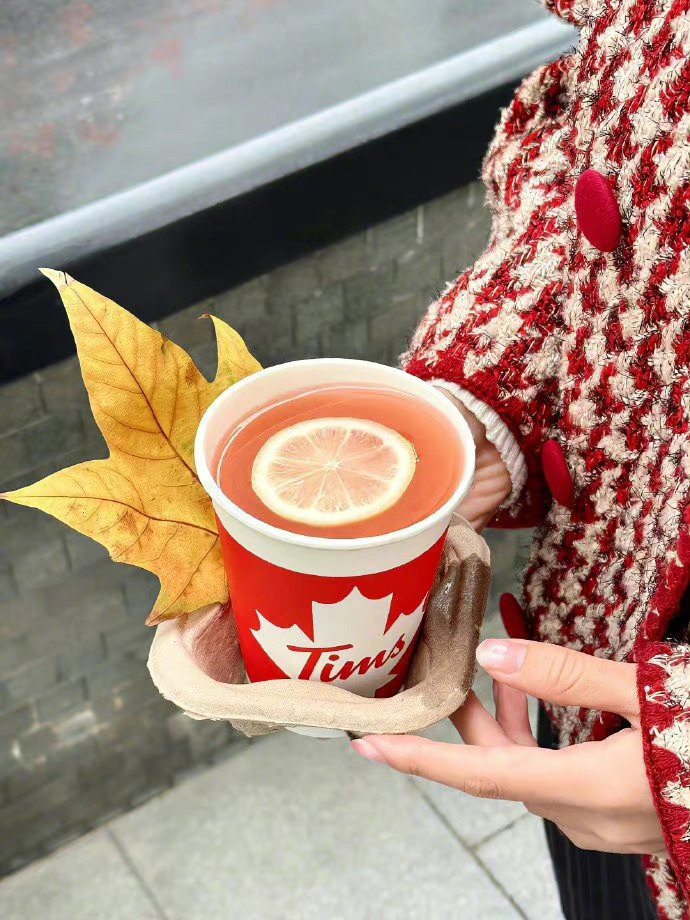 “真正在乎你的人，口袋里总是有糖，而不是大道理。他知道江湖险恶，并且只想照顾好你