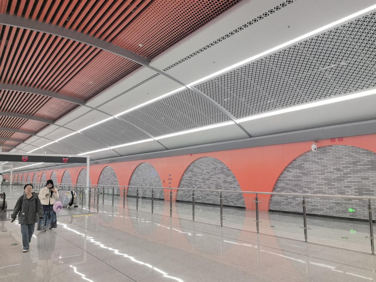成都地铁13号线华西坝站。这个站设计好有特色，蕴含川西坝子风格元素，地下通道宽敞