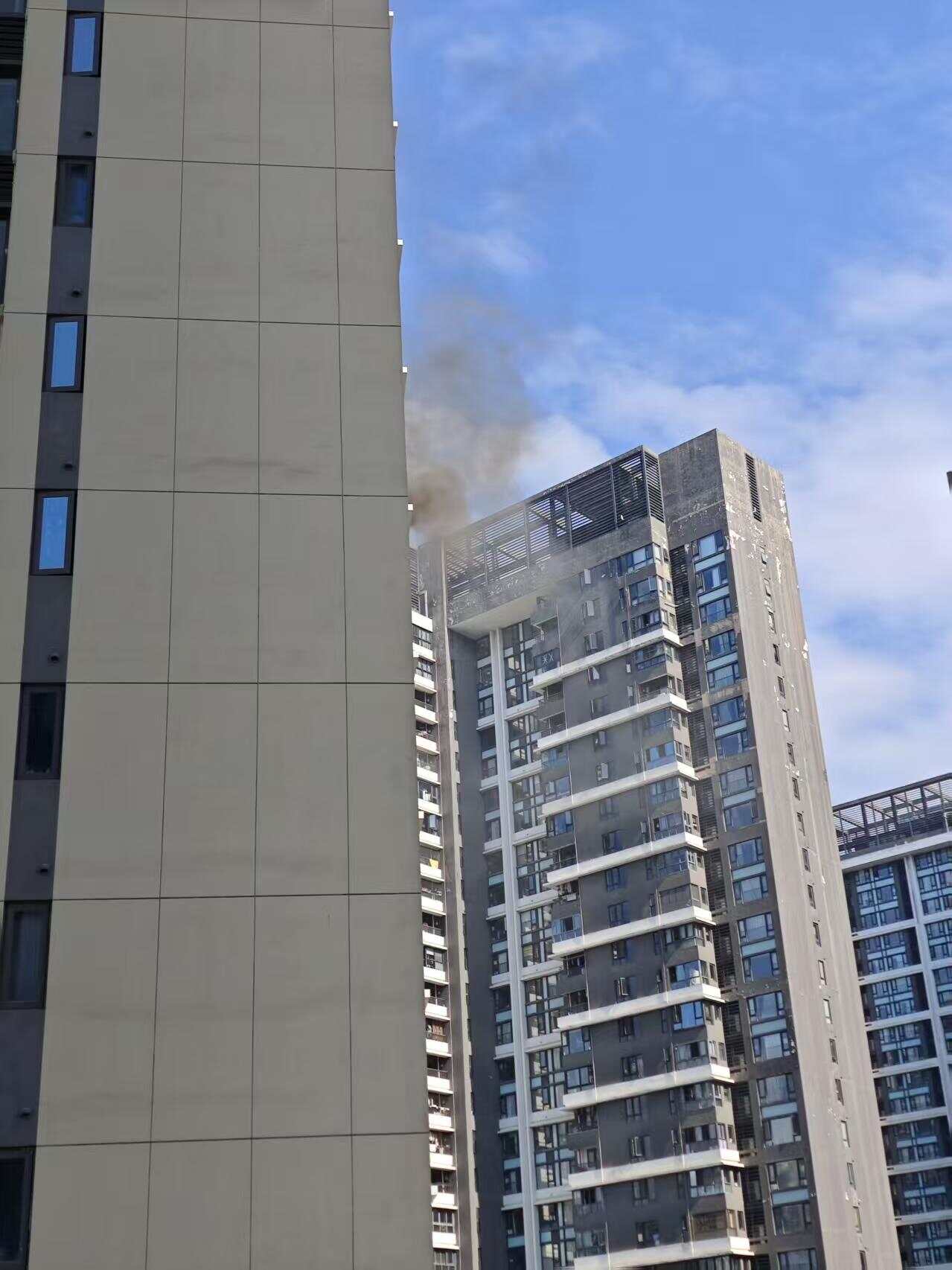 珠海一小区业主疑似酒后放火，还事先在微信群提醒业主离开，当地回应：火已扑灭|鱼眼·热点