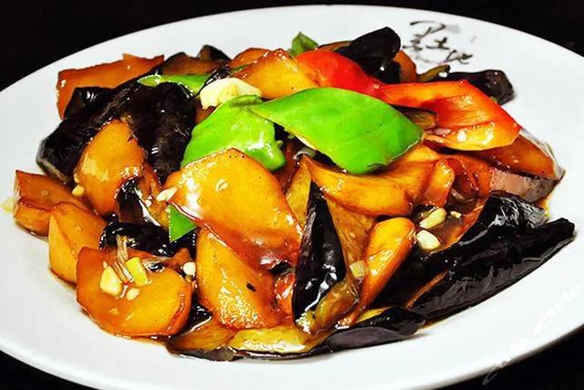 前几天聚会吃饭，碰到一尴尬事。

正吃的高兴，旁边一男生问我：为啥你只顾自己吃，