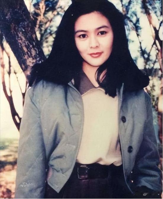 关之琳在一次慈善活动后对媒体说的这句话，道尽了这位影坛女神半生沉浮后的通透。
 