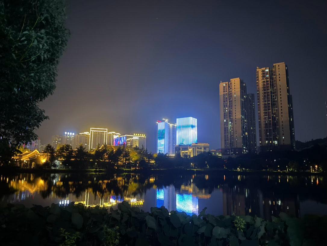 饭后散散步放松身心！忙碌的交易日子告一段落，连日看盘眼睛十分疲惫，周末可以放下盘