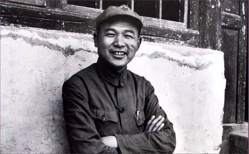 1938年，八路军王牌旅长咳血昏迷，手下团长竟带兵叛逃，总部派去一个28岁湖南人