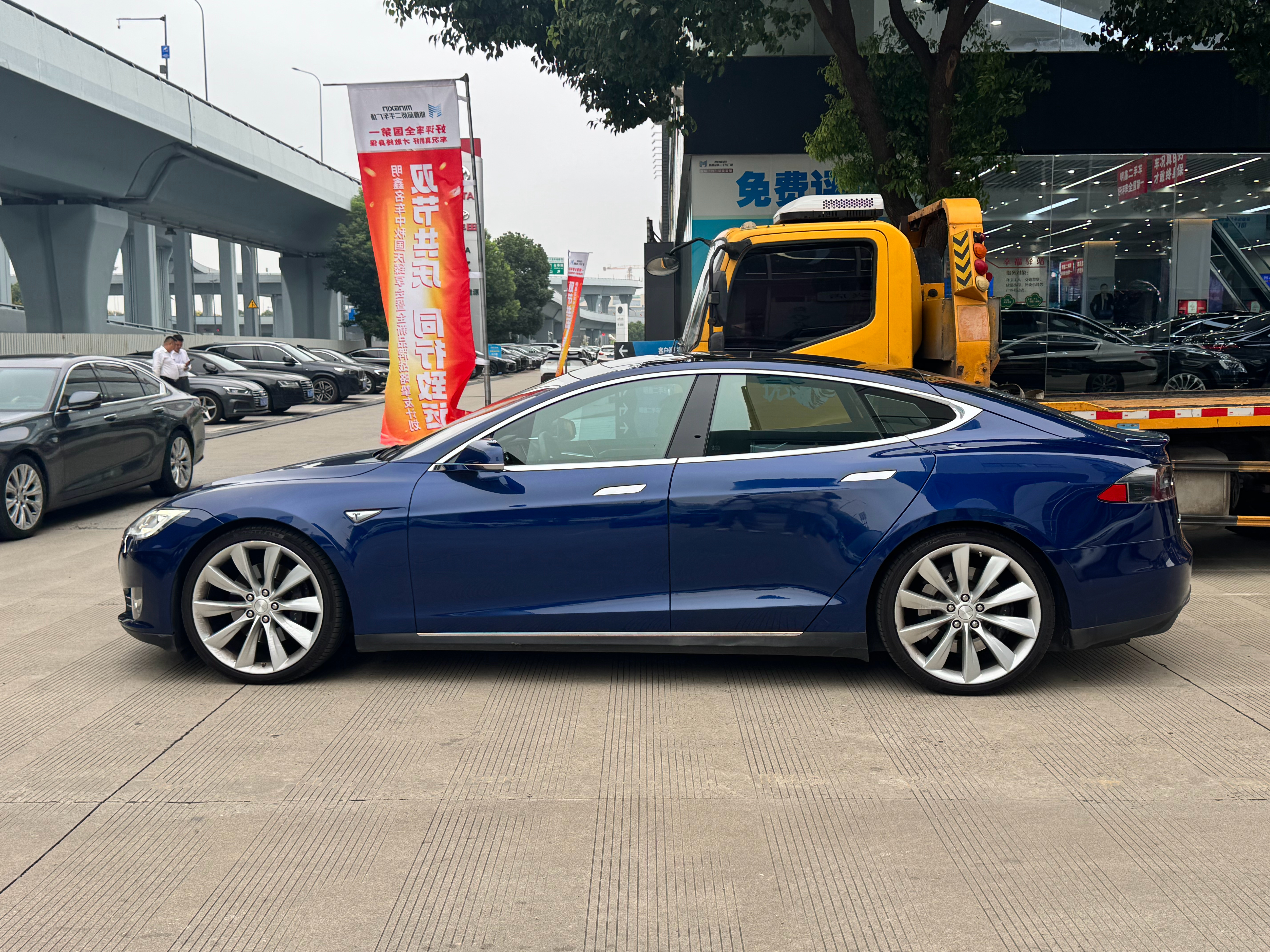 这台车，应该能算得上国内特斯拉的前1000台？特斯拉Model S+蓝牌！当年百