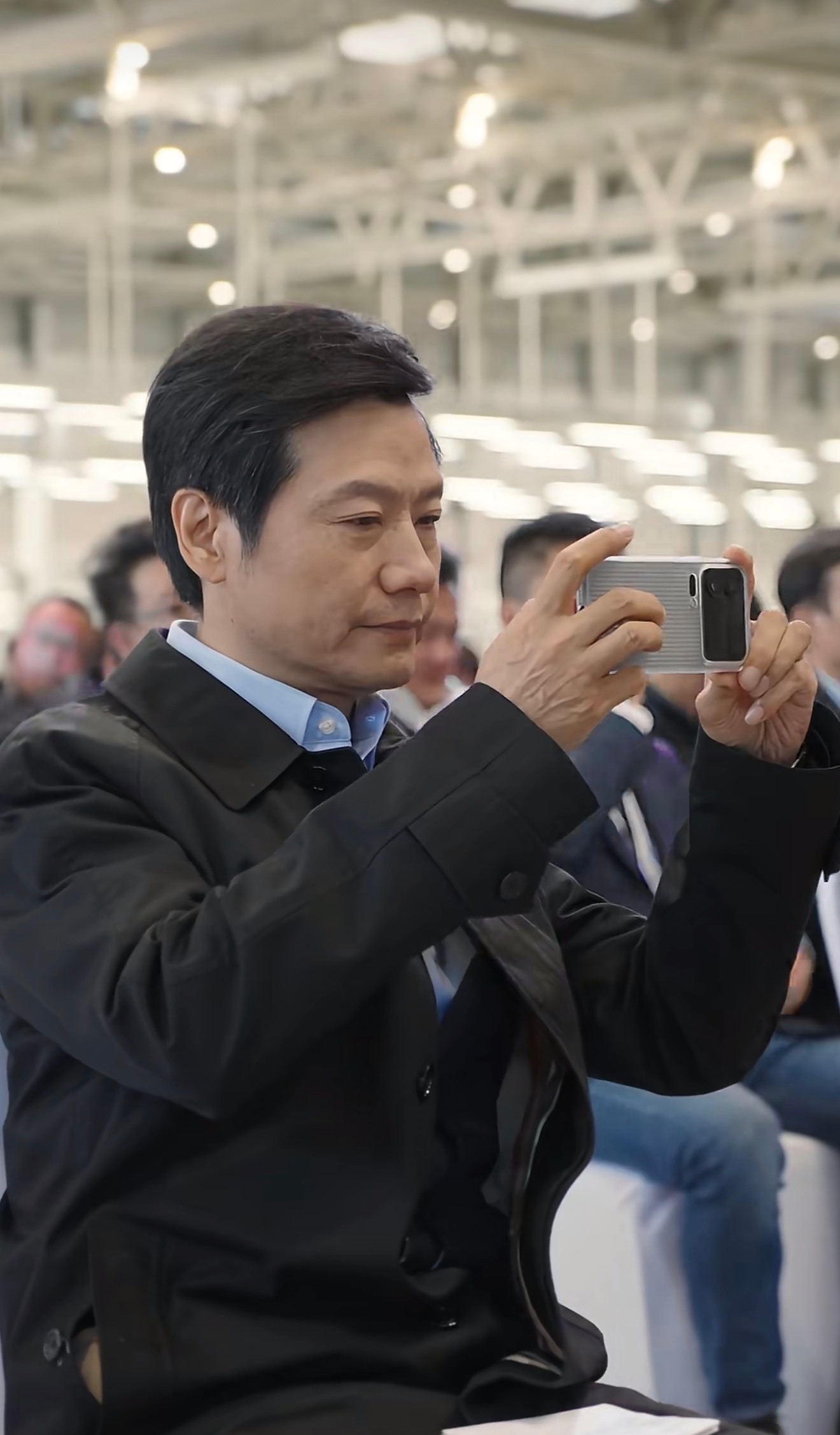 啊啊啊朋友们，俺出息了！！！是我们极具辨识度的「光栅」雾凇白！超广角+闪光灯精孔