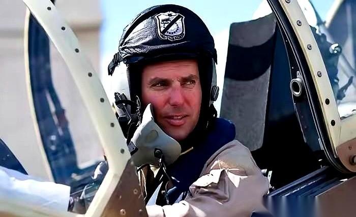 前美军航母飞行员丹尼尔·杜根，到底还是没躲过这从天而降的跨国大网。
路透社的最新