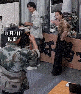 福建一男子走进面馆，老板娘以为是吃面的，结果，男子竟然从兜里掏出一个玉佩，并且拿