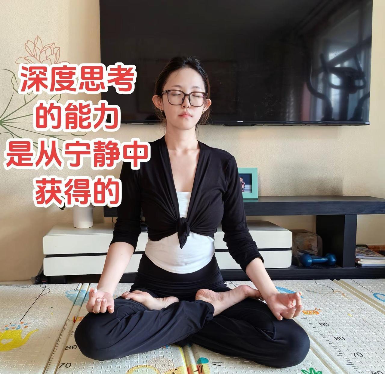 瑜伽体式进行中，努力且优秀的小姐姐，从迷茫中逐渐认出清晰，那份笃定和从容就是你处