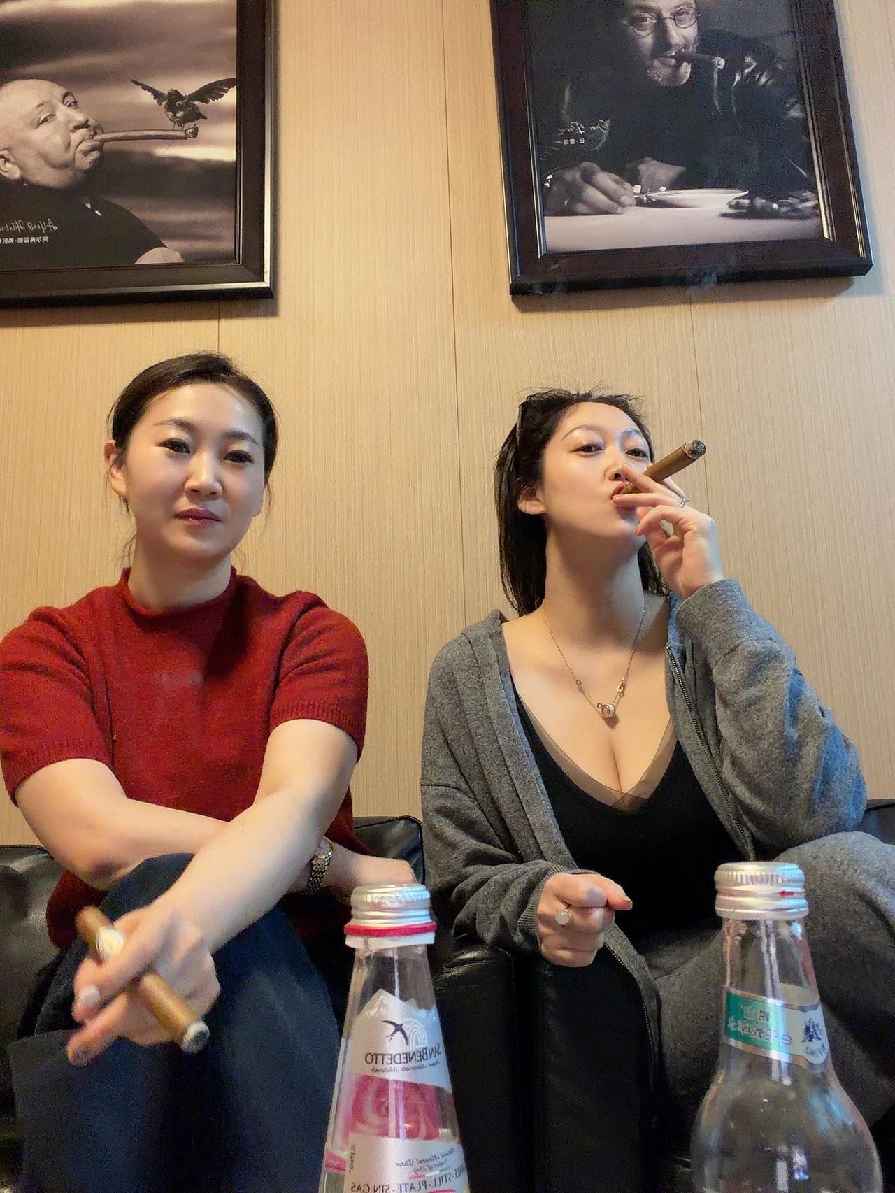 男人谈政治时，谈的是权衡利弊的话术；可他聊女人时，藏的是刻在骨子里的尊重与格局。