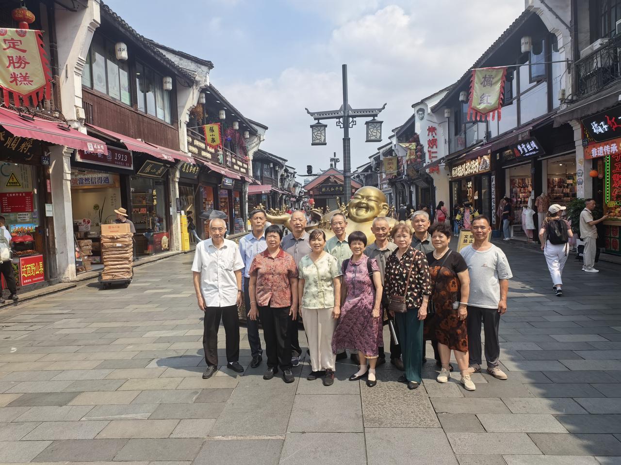 这个地方是杭州清河坊历史文化特色街区（也常称河坊街），位于杭州上城区，是杭州最具