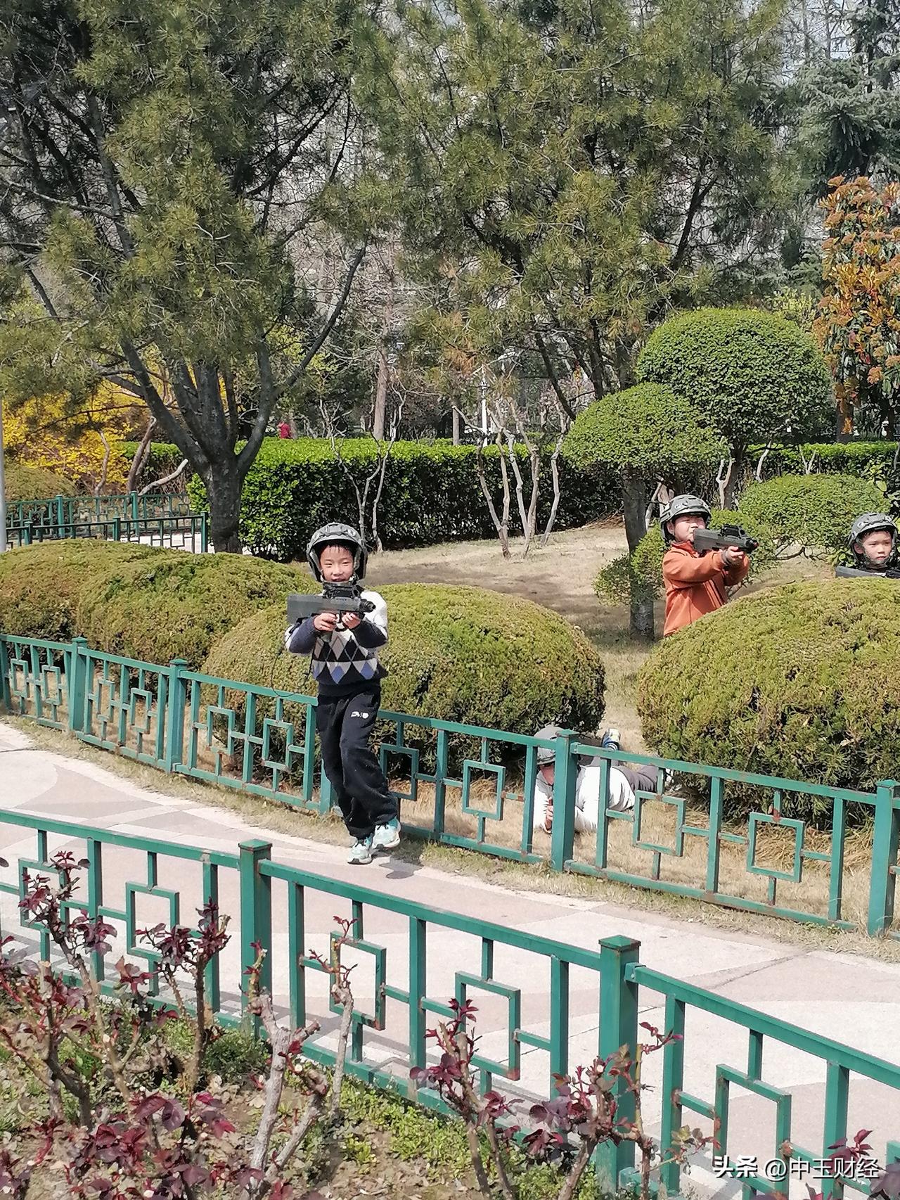 战斗，小朋友们武装起来了！拿起枪，冲锋路上一场模拟对战开始了。