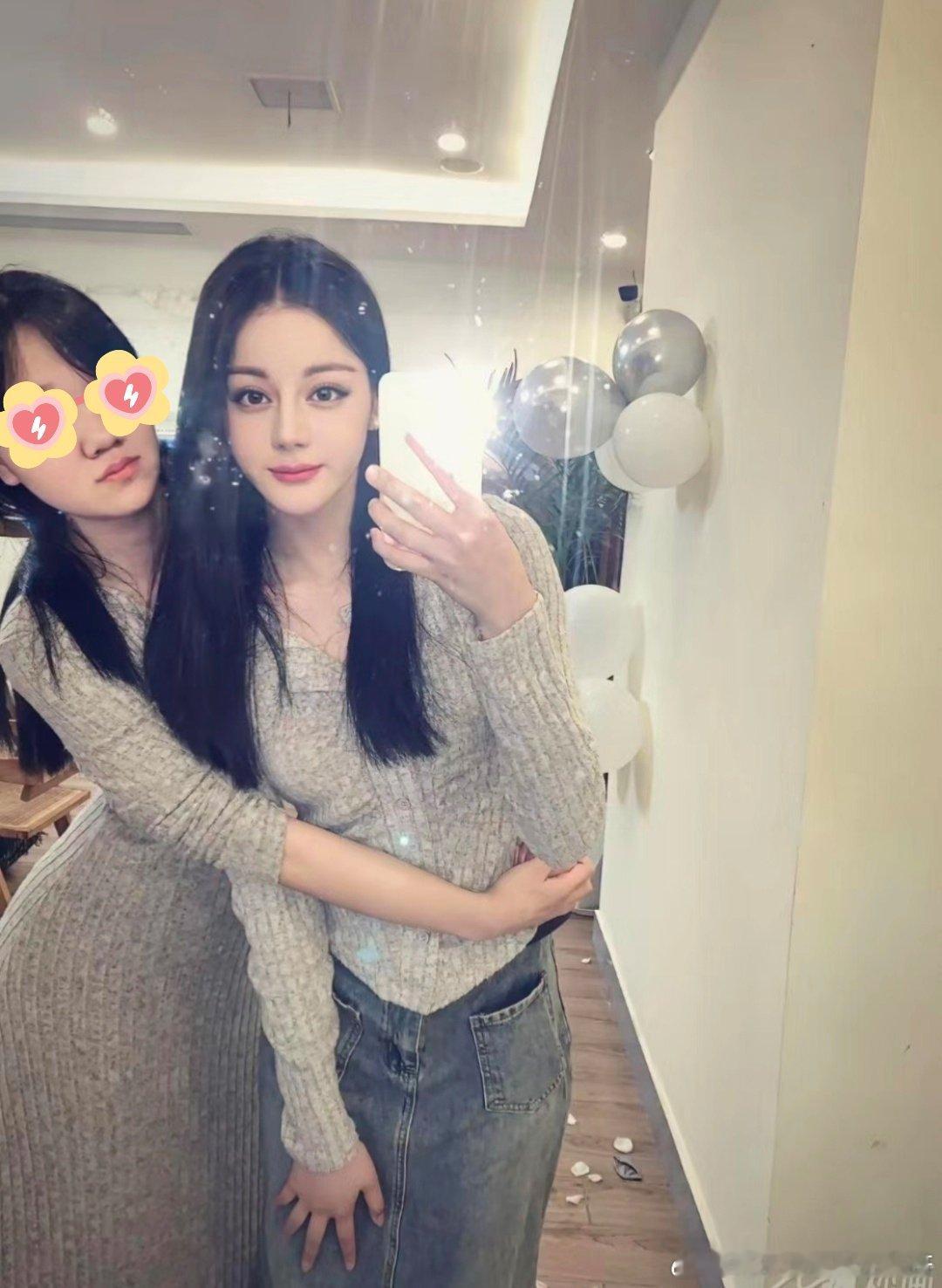 粉丝们Ai了和迪丽热巴的合照，第一眼看上去真的以为是合照呢！惊呆了！！！都好好看