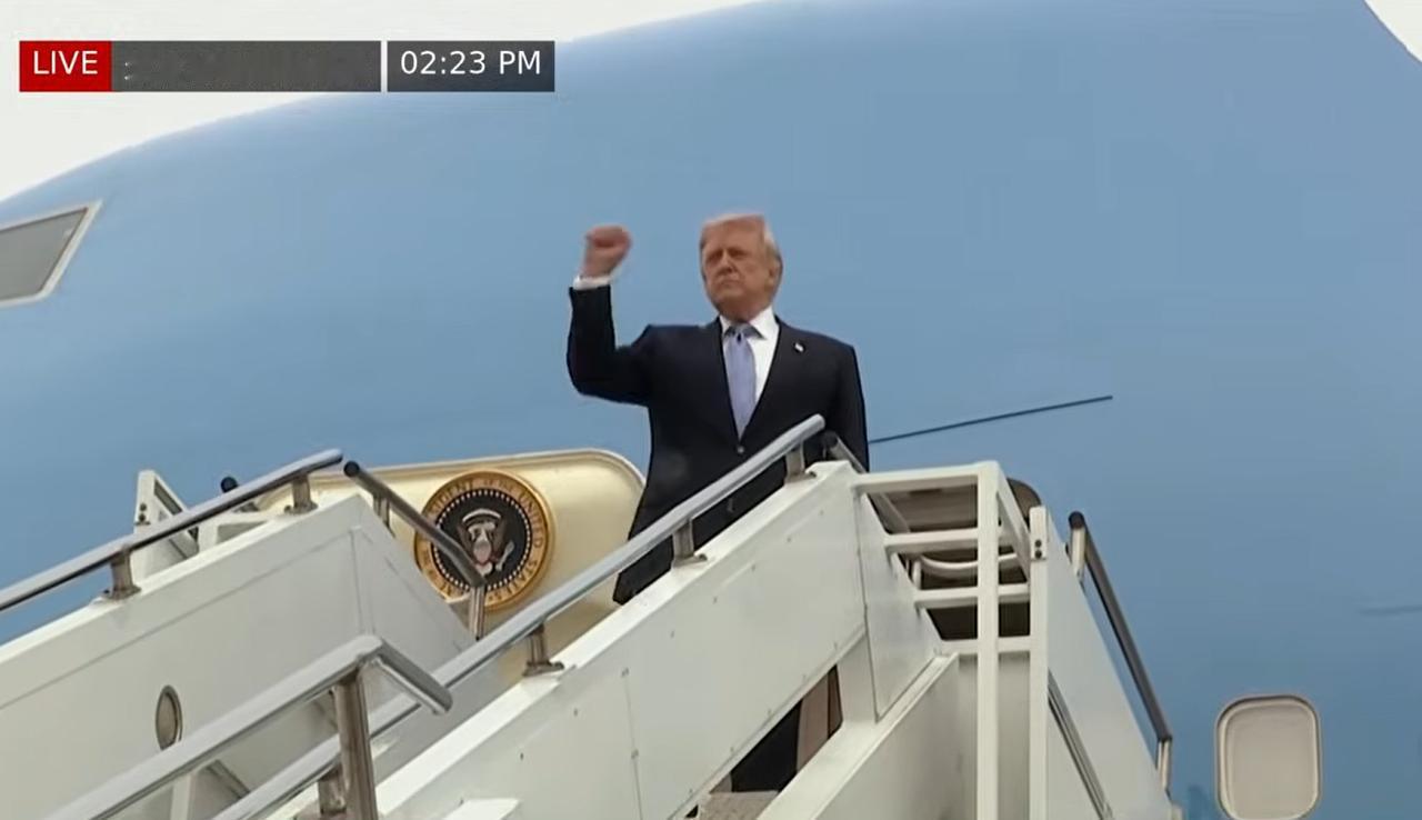 特朗普总统下午登上空军一号，结束对华访问回国。特朗普结束访华 登空军一号挥手告别