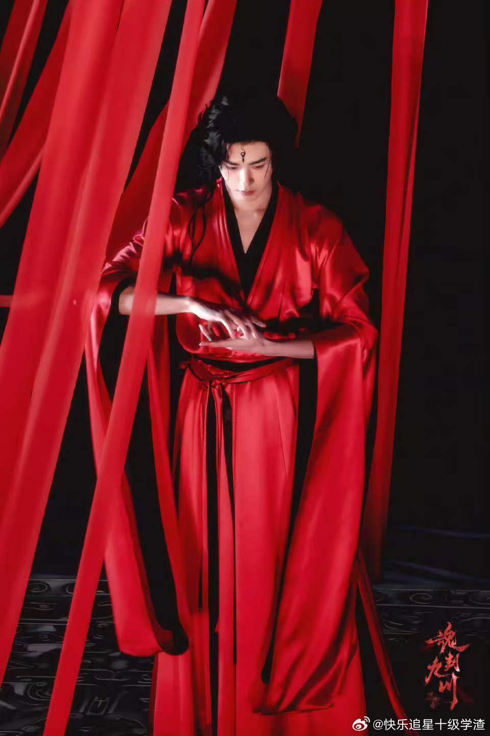 田嘉瑞红衣长发顶级妖塑 田嘉瑞红衣长发造型 谁懂啊田嘉瑞这个红衣长发造型有多封神