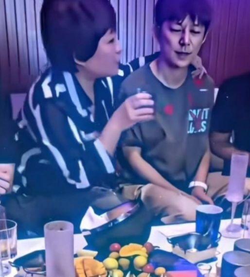 何炅老师那张局促的照片，我盯着看了半天。
看什么？看那个女大佬搂着他的胳膊，看何