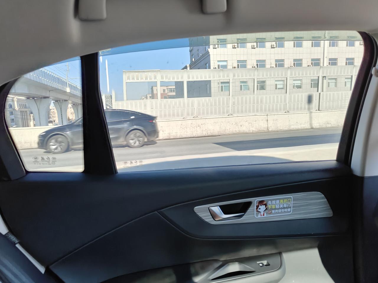 搭了一辆红旗E-QM5去机场，和司机大姐（或妹子）唠了唠:
1.标准续航610公