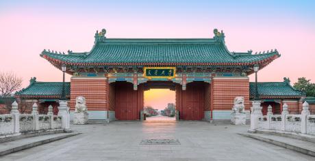 高考志愿填报里被讨论最少、却影响最深远的，恰恰是这个选项——城市。
一、同样四年