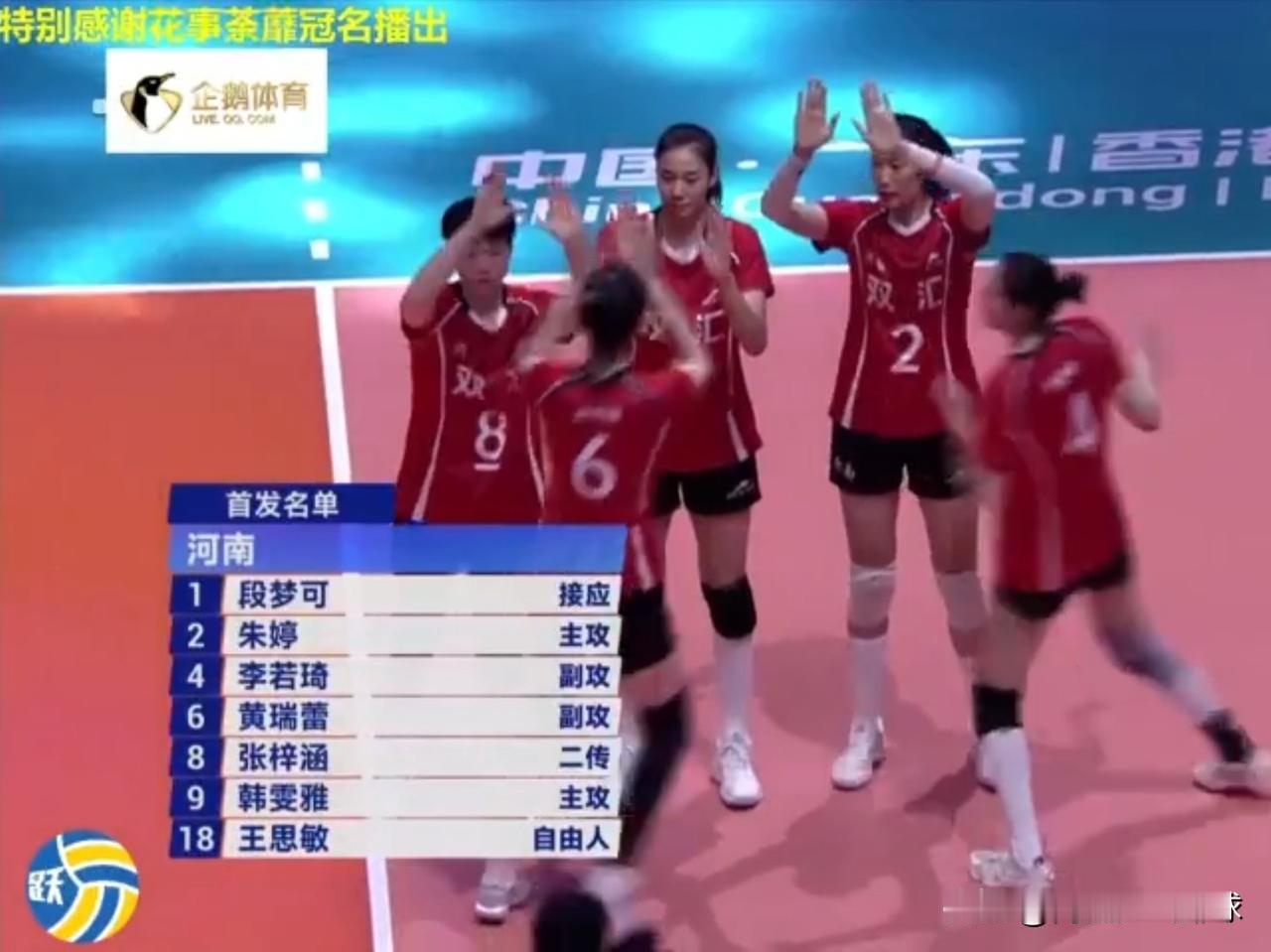 朱婷无敌！焦点大战：首局25-21，次局25-15，第三局25-22。朱婷领衔的