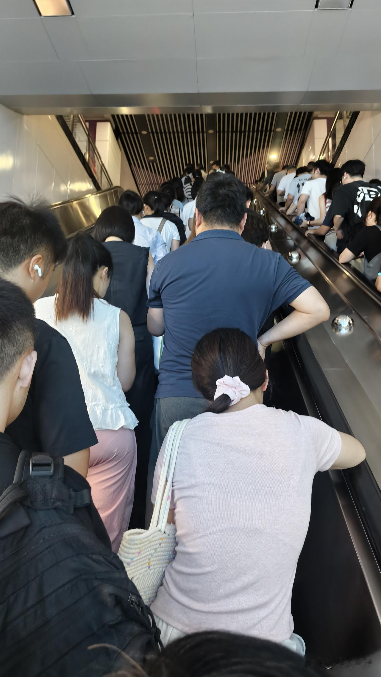 昨天星期五，阳光灿烂。
我到湖南省中西医结合医院三甲医院去进行体检，为什么要进行