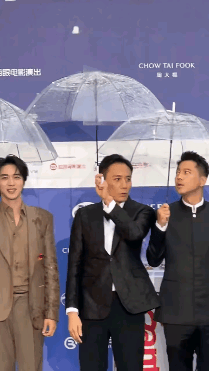 刘烨我看了也心酸，听说才 48，年龄大了干点啥都显的好心酸。感觉傻乎乎的，旁边的