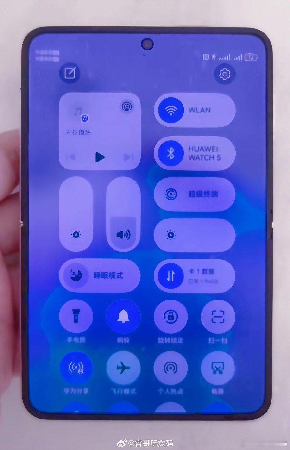 【华为鸿蒙6系统界面曝光全新控制中心，自定义程度更高，音量/亮度新增竖向调节条】