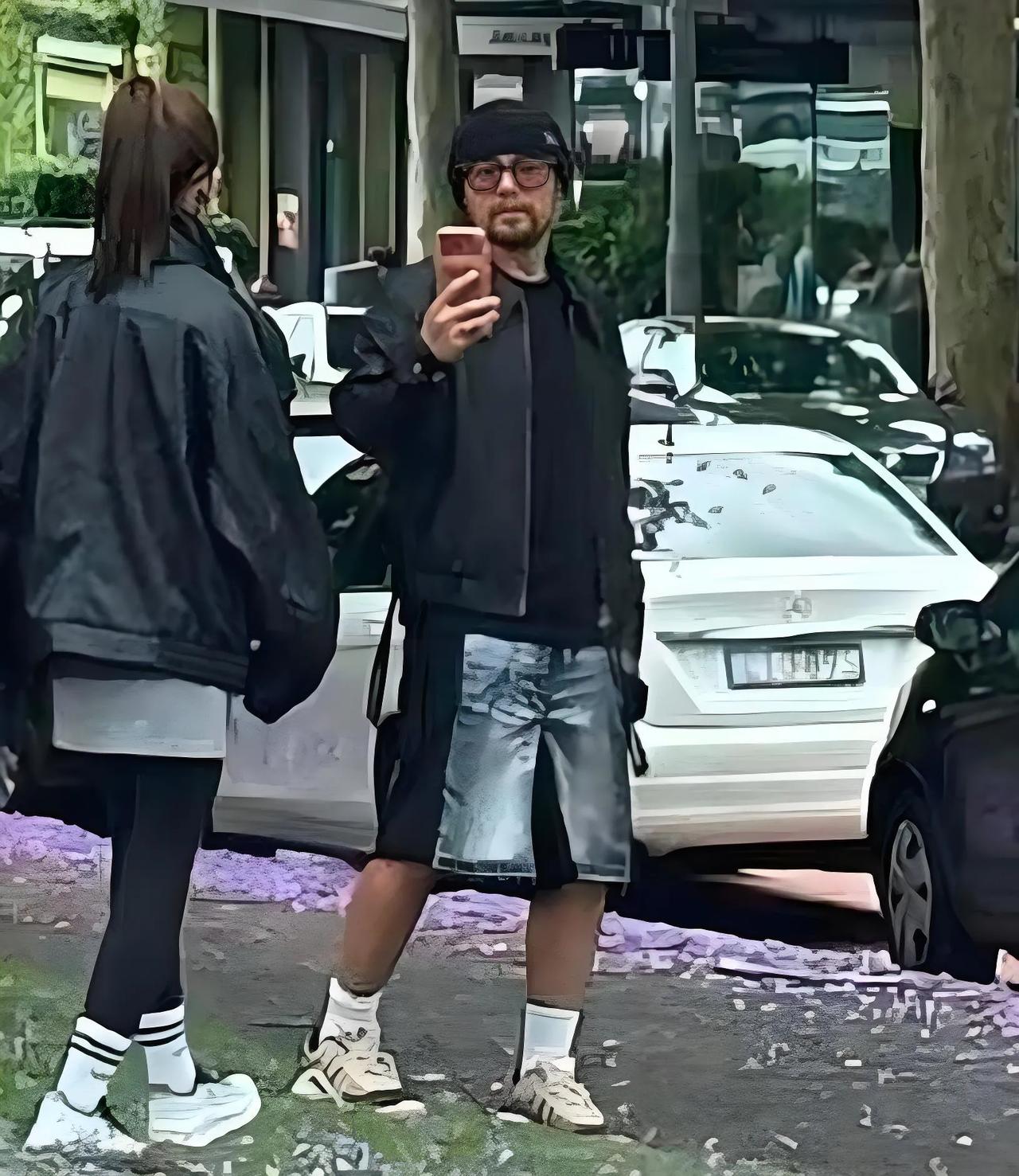 以前的杰伦挺阳光帅气，结婚后怎么越发的邋遢，不修边幅。

刚出道时周杰伦的样子大