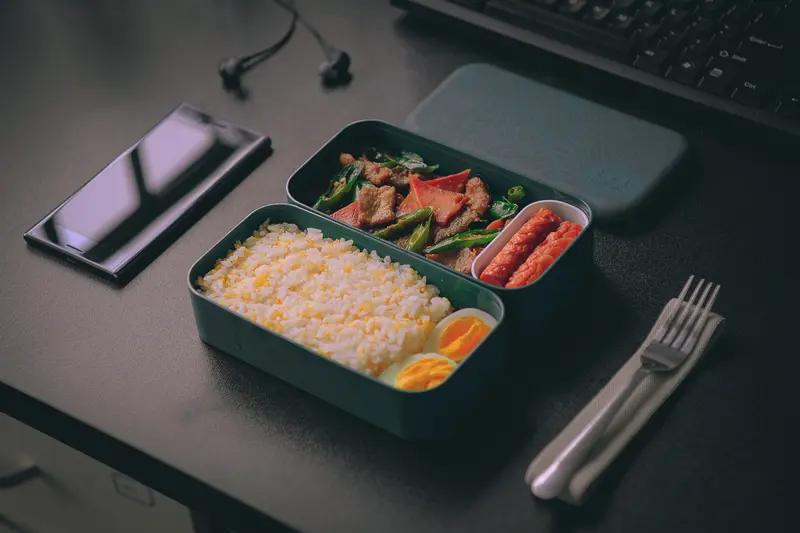 上班族带饭,会很丢人吗? 上班族带饭一点都不丢人，反而是无声的炫富。我就超羡慕带