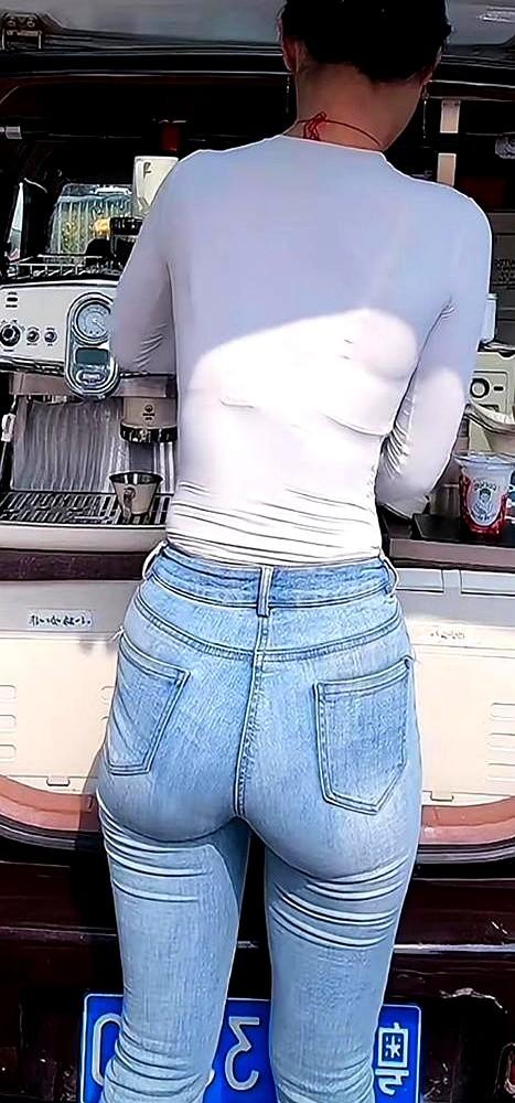 郝蕾红毯一出，内娱那些纸片人真的要好好反思了！

3月9号，郝蕾一袭正红蕾丝裙亮