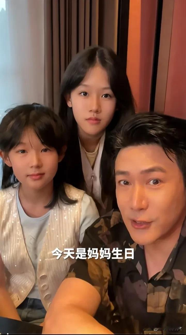 内娱最和谐“最干净”的明星家庭非陆毅一家莫属，陆毅夫妇49岁同龄，恩爱将近20年