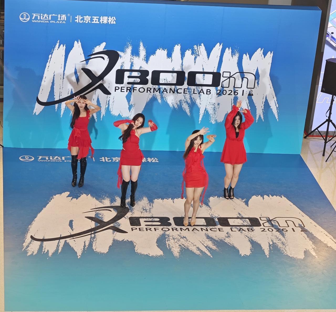 万达广场的舞蹈show，年轻，活力四射，太棒了