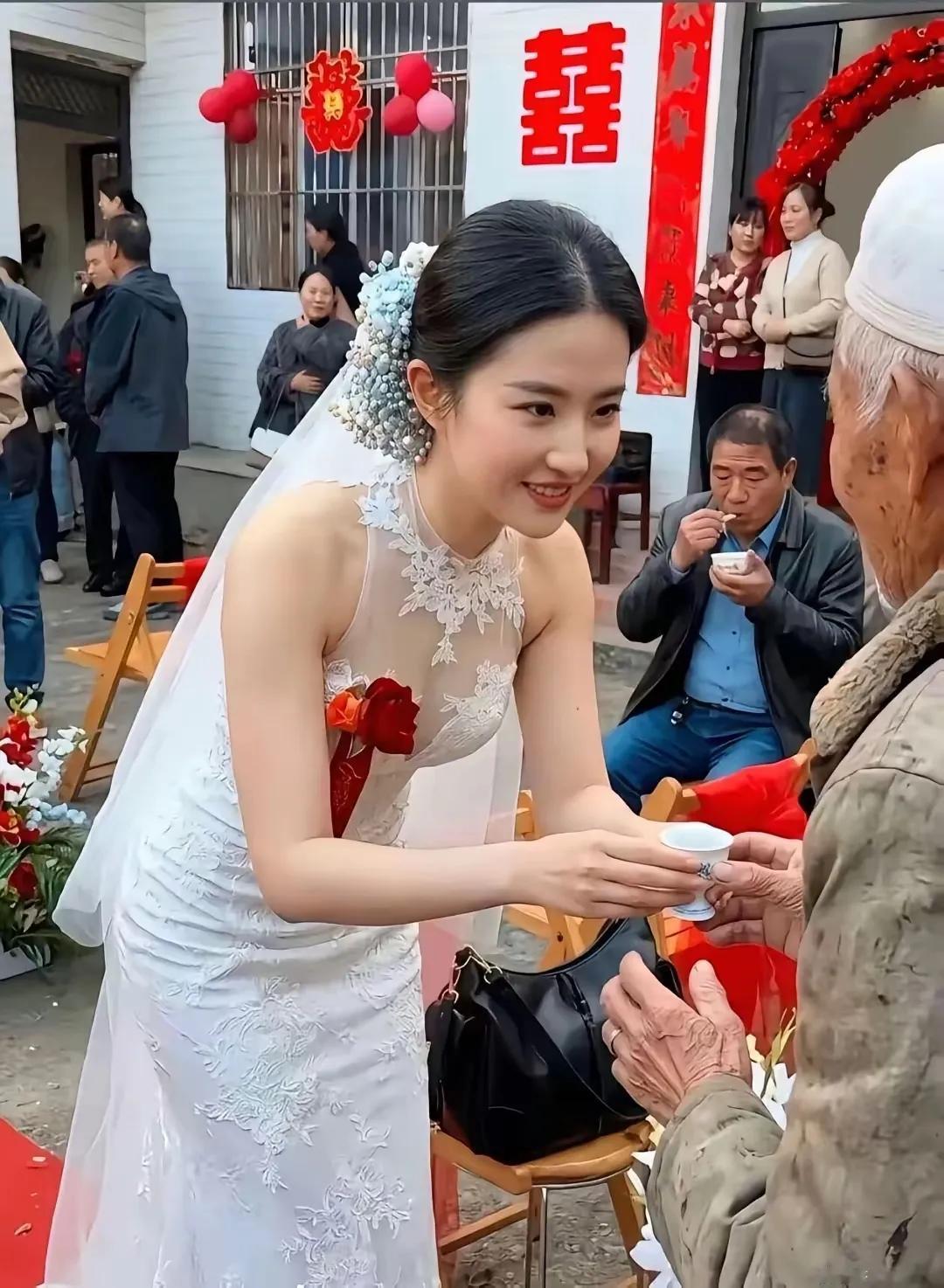 谁说只有城里才有美女，看看这个农村姑娘，像不像演员刘亦菲，看着基本没有两样。
这