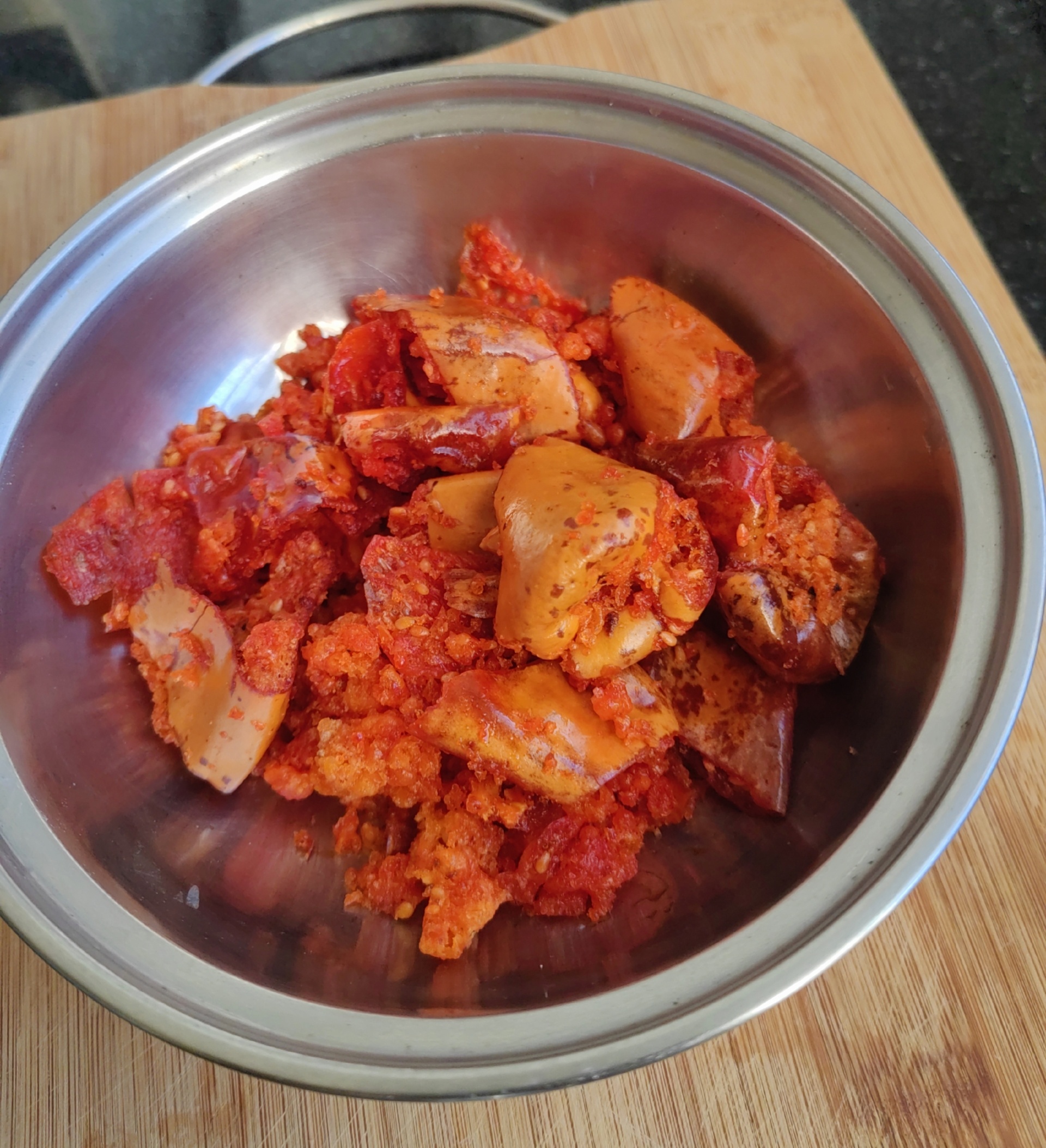 就是这个“黄飞红”，嘎嘣脆，小可爱说它是零食，我说它是调料，因为放在凉拌菜里真的