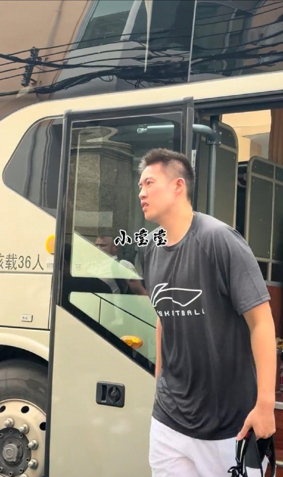 李苑鑫啊？能来肯定好，上线能策应的，用外教的话，能给宏远带来点阵地战变化。

c