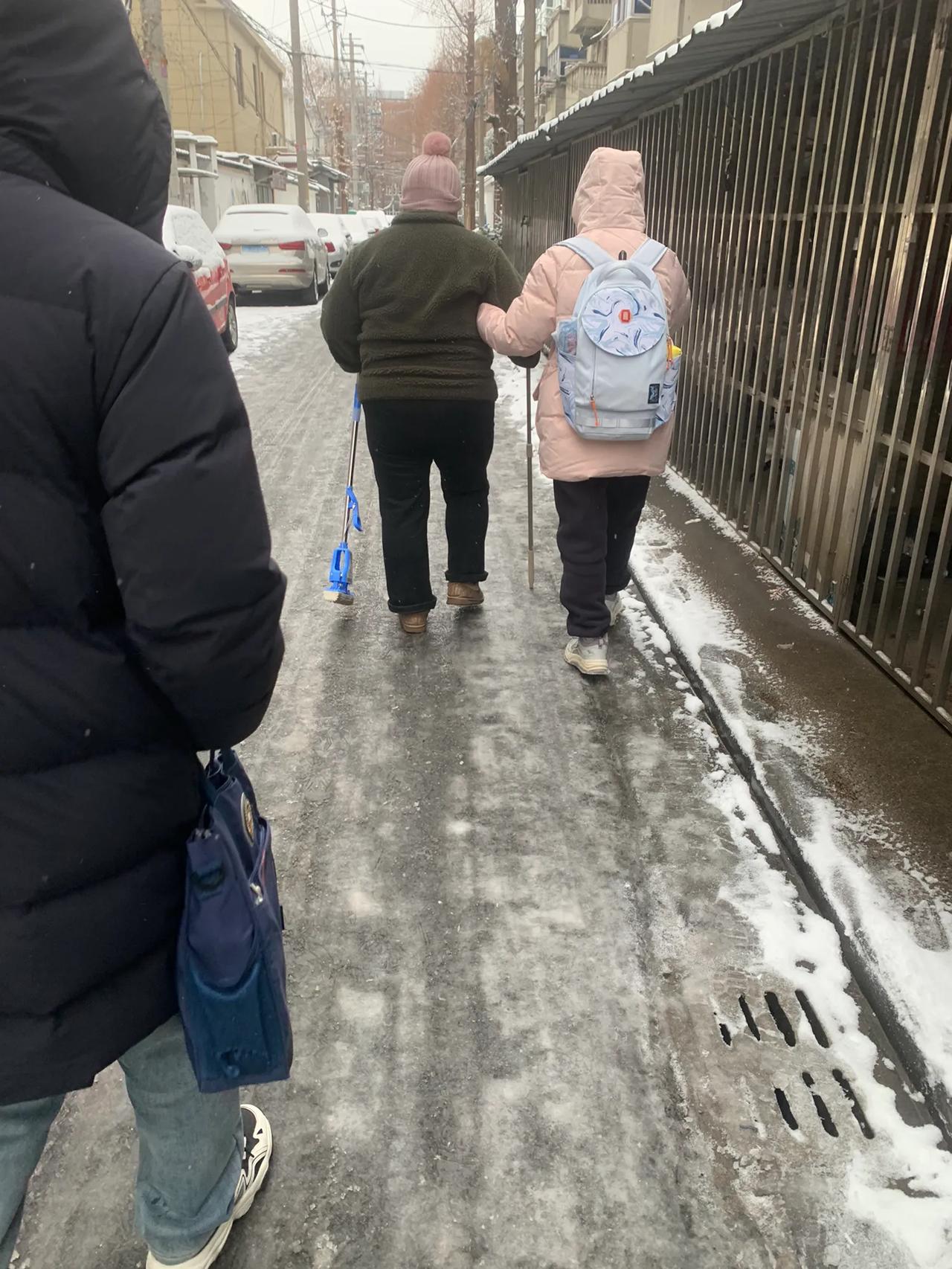 昨夜迎接2026年的第一场江苏大雪，
今天早上上学溜冰一样的路面，
看见一位奶奶