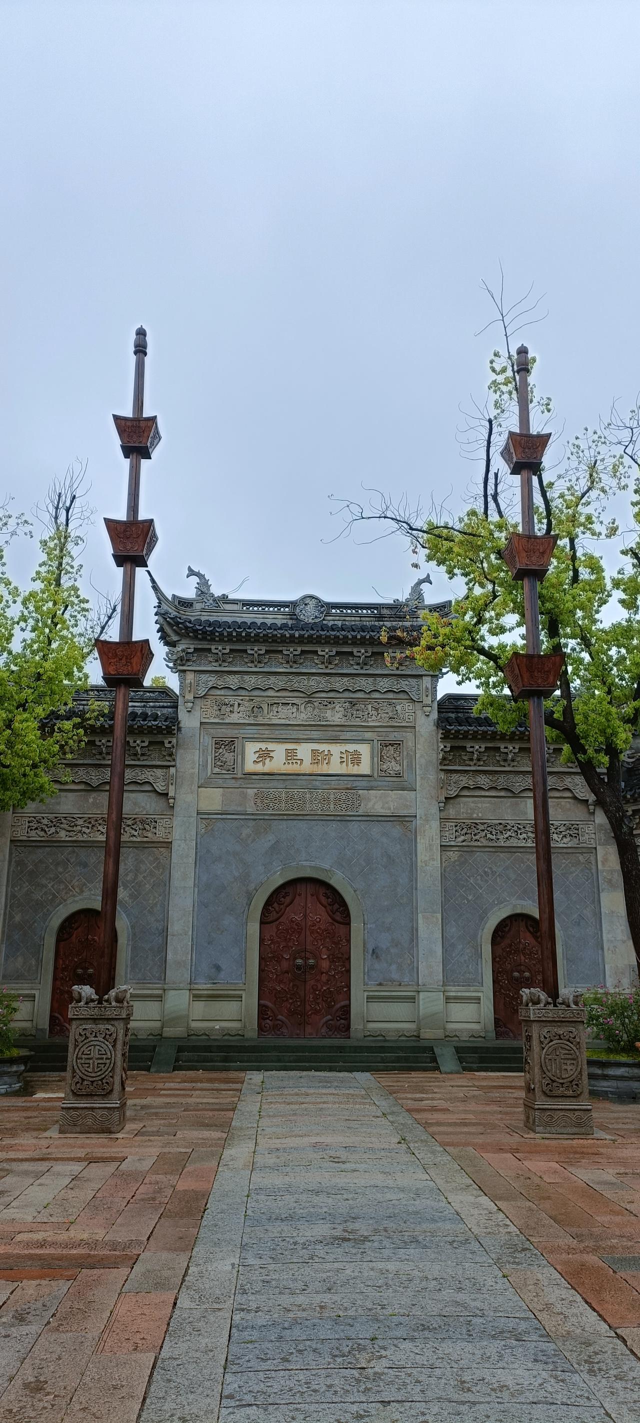 探访历史古迹，感受岁月沉淀的韵味。
上联:古道西风瘦马，
下联:岁月静好如初。