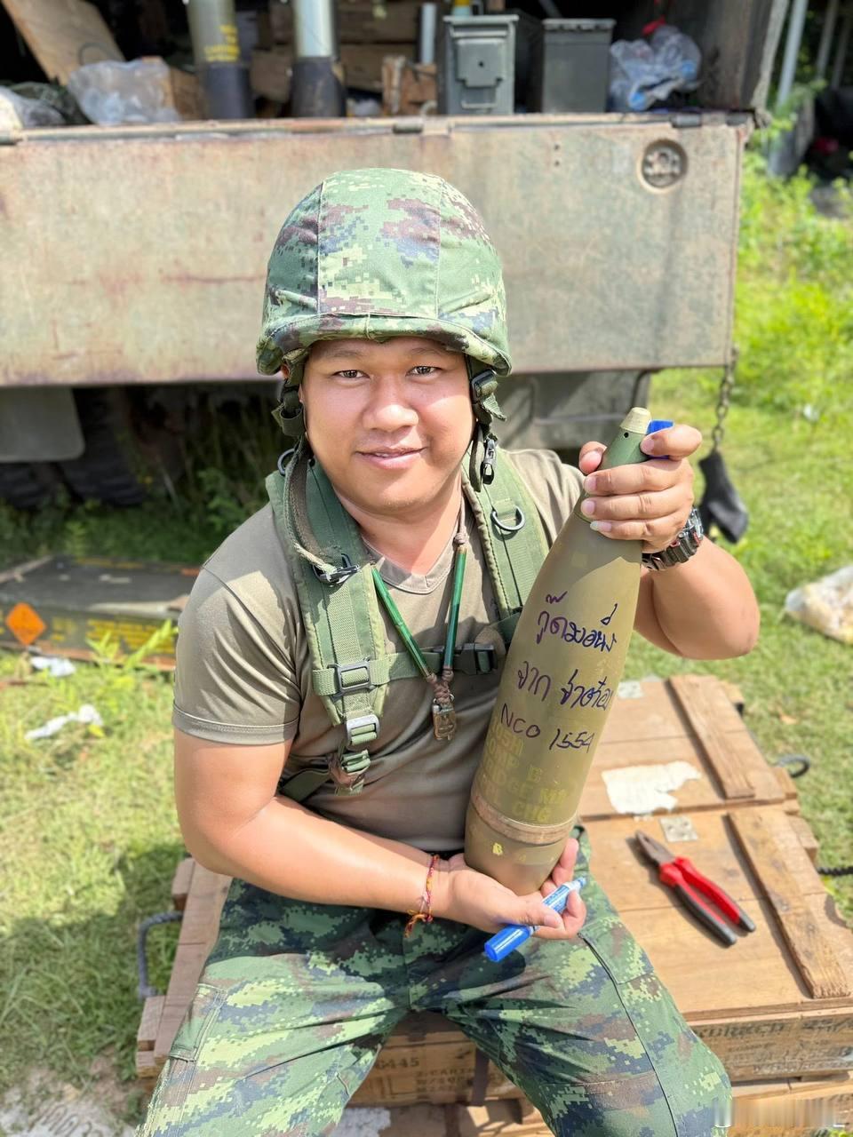 泰军士兵在炮弹上涂写口号泰国柬埔寨交火 ​​​