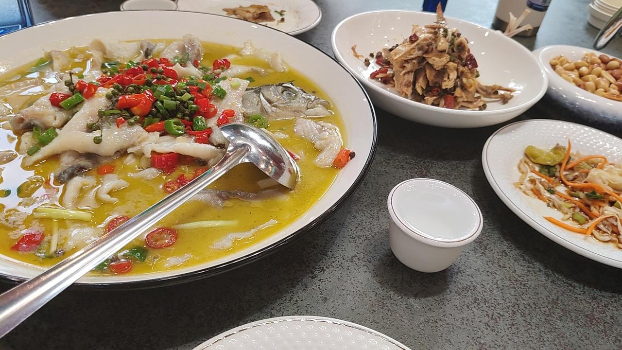 感谢，醉爱川湘菜老板兄弟百忙之中的邀请，十几年的兄弟情，兄弟经营两家餐馆：蒙餐，