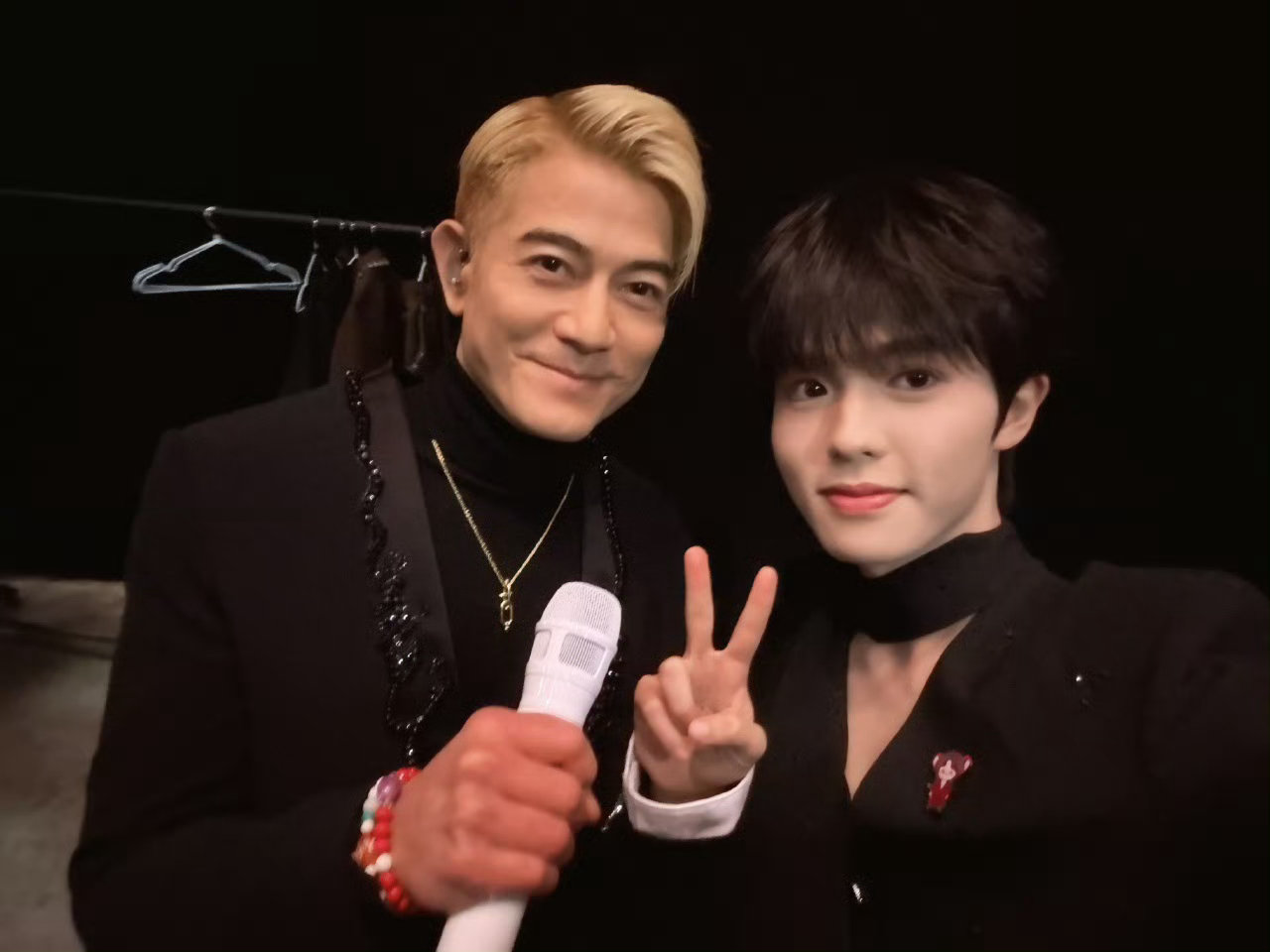 李昊郭富城合照  李昊晒与郭富城合照 李昊晒与郭富城合照，说“很感謝城哥哥這次對