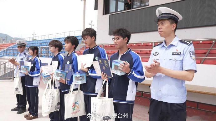 路遇摔伤老人台州五名少年交出急救满分答卷 近日，台州三门。金鳞湖实验学校东侧围墙