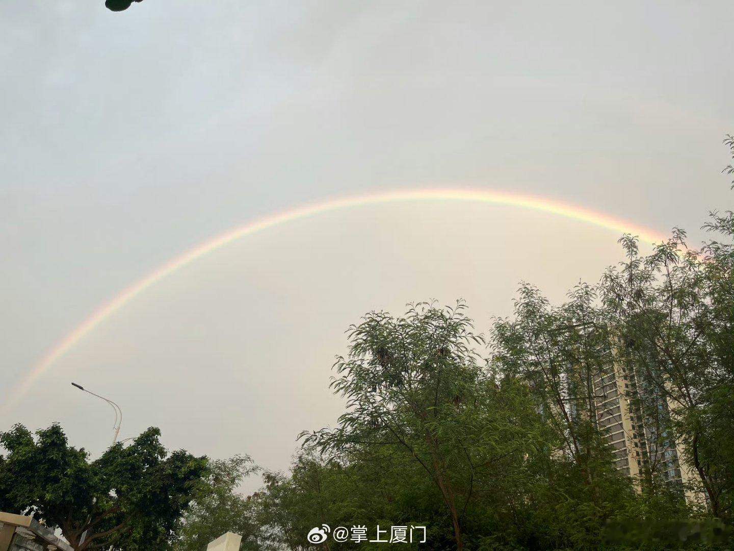 厦门傍晚绝美双彩虹 快看厦门傍晚的双彩虹！一头在观音山海边，另一头直接连到翔安！